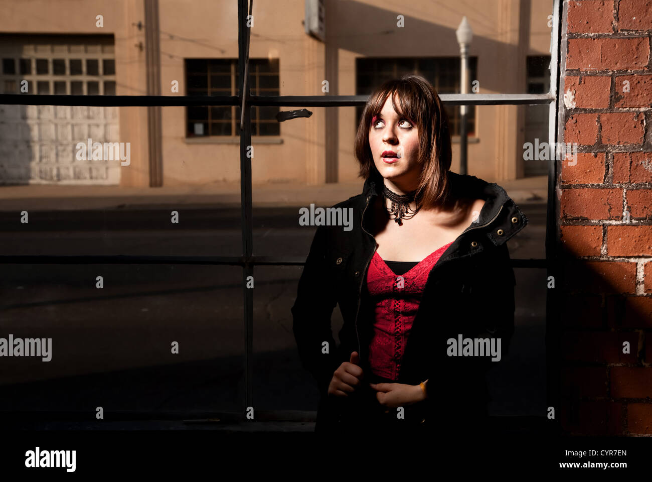 Hübsche junge Frau vor der Dow in einem städtischen Umfeld zu gewinnen Stockfoto