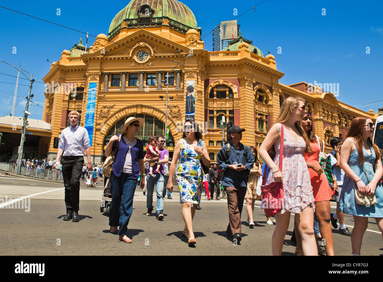 Die berühmten Flinders Street Bahnhof bei der Swanston Street Melbourne Victoria Australien mit Massen von Menschen auf den Straßen. Stockfoto