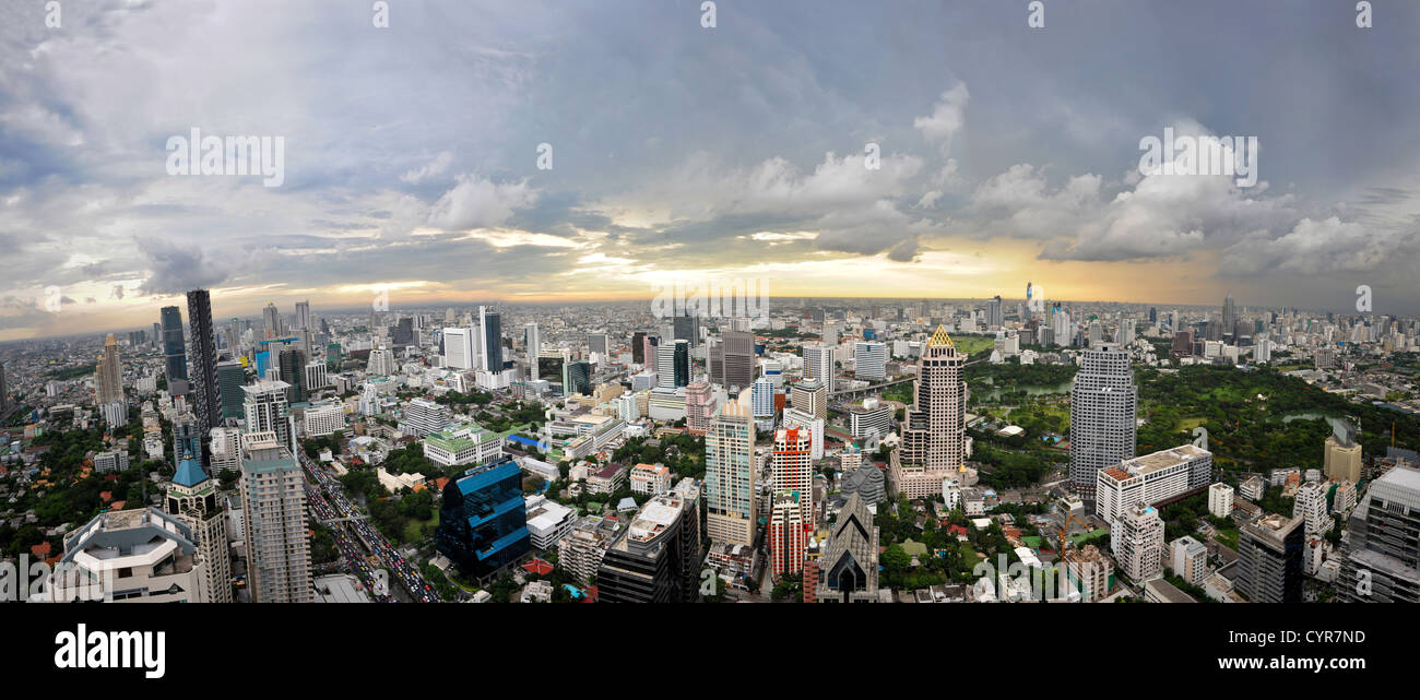 Hoch detaillierte Blick über Bangkok Stadt mit einem stürmischen Himmel Stockfoto