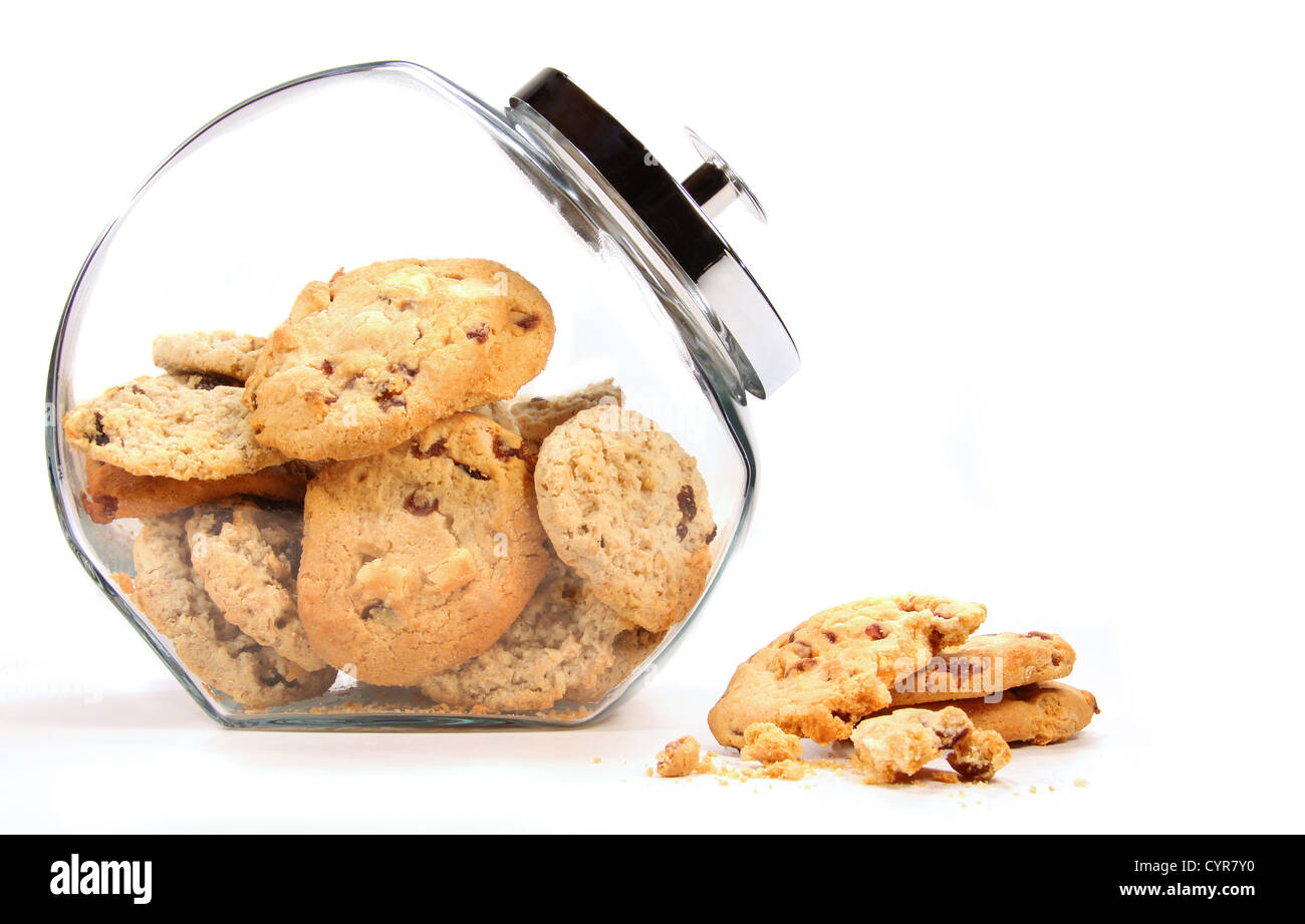 Glas mit Cookies vor einem weißen Hintergrund Stockfoto