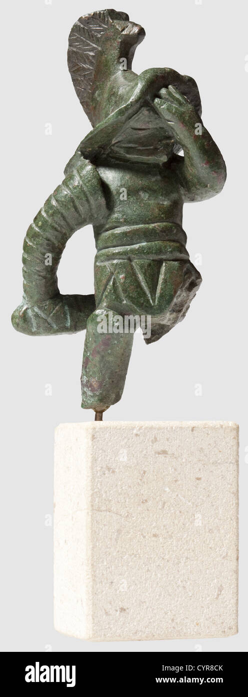 Ein besiegter Gladiator, römisch, 1./2. Jahrhundert A.D. Bronze mit grünlicher Patina. Eine dreidimensionale Figur eines Thraex (thrakisch) mit typischen Helm und Stoffpanzern. Die linke Hand, die vor der Stirn in einer Geste der Hingabe angehoben wird, die rechte Hand, die die Sica hält, ist hinter dem Körper positioniert. Das linke Bein und der rechte Fuß sind verloren gegangen. Auf einem modernen Steinsockel montiert. Höhe ohne Sockel 7.6 cm. Gesamthöhe 12 cm. Herkunft: Private Sammlung in Süddeutschland,historisch,historisch,Menschen,Antike Welt,Antike Welt,Antike,ob,zusätzliche-Rechte-Clearences-nicht vorhanden Stockfoto