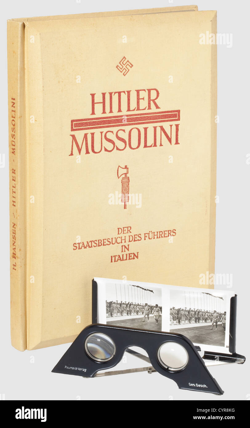 Hitler - Mussolini - der Staatsbesuch des Führers in Italien,Heinrich Hansen,Raumbildverlag Otto Schönstein 1938 gelblicher, rot geprägter Einband. Text von Heinrich Hansen, Prolog des Reichspressechefs Otto Dietrich. 100 Stereogramme, davon 24 in den 48 Seiten des Textteils eingearbeitet. Mit Stereoskop. Leichte Gebrauchsspuren und Altersspuren. Extrem selten, historisch, historisch, 1930er, 20. Jahrhundert, NS, Nationalsozialismus, Nationalsozialismus, Drittes Reich, Deutsches Reich, Deutschland, Deutsch, Nationalsozialismus, Nazi, Nazi-Zeit, Faschismus, Objekt, Objekt, Zusatzrechte-Clearences-nicht verfügbar Stockfoto