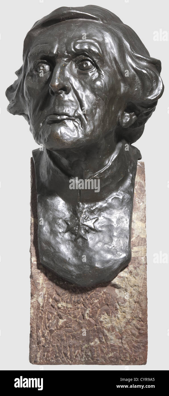 Benno Elkan (1877 - 1960), Büste von GFM-Gottliebe Graf von Haesler (186-192) Bronze mit schwarzer Patina. Von Haesler in Uniform mit aufgebrachten Pour-le-mérite. Auf der linken Seite des Halses "Benno Elkan" unterzeichnet und unleserlich Datum "12" oder "17". Höhe 60 cm. GFM von Haesler wurde 1860 Adabe des Prinzen Friedrich Karl von Preßburg und kämpfte in den Kriegen von 1864, 1866 und 1870/71. In den Jahren zwischen 1890 und 1903 war er als Kavalleristen General und Kommandeur des XVI. Armeekorps in der deutschen Festung von Metz. Er wurde 1905 zum Generalfeldmarschall ernannt. Benno E, Stockfoto