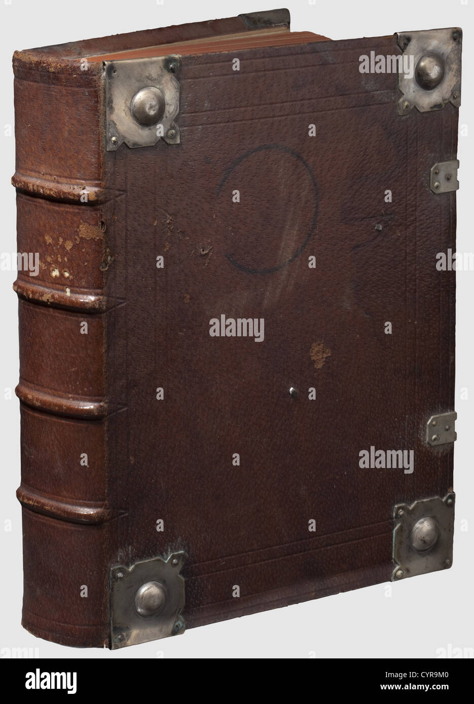 Gästebuch der Landesführerschule IV Ost,Hirschberg,Böhmische Berge 1933 - 1944 schwerer, dunkelbrauner Ledereinband mit versilberten Beschlägen, gebeizt, das Nationaladlerwappen entfernt. Nur wenige, aber sehr interessante Einträge und Autogramme, darunter die von Rudolf Heß,Wilhelm Frick,Richard Walther Darré,Helmuth Brückner(Gauleiter von Schlesien bis 1934),Robert Ley und sein Adjutant Heinrich Simon,Fritz Bracht(Vertreter Gauleiter von Schlesien 1935 - 1941).1936 Anlässlich der NSDAP Wintersport-Spiele: Viktor Lutze,Heinrich Himmler,-Zusatzrechte nicht verfügbar Stockfoto