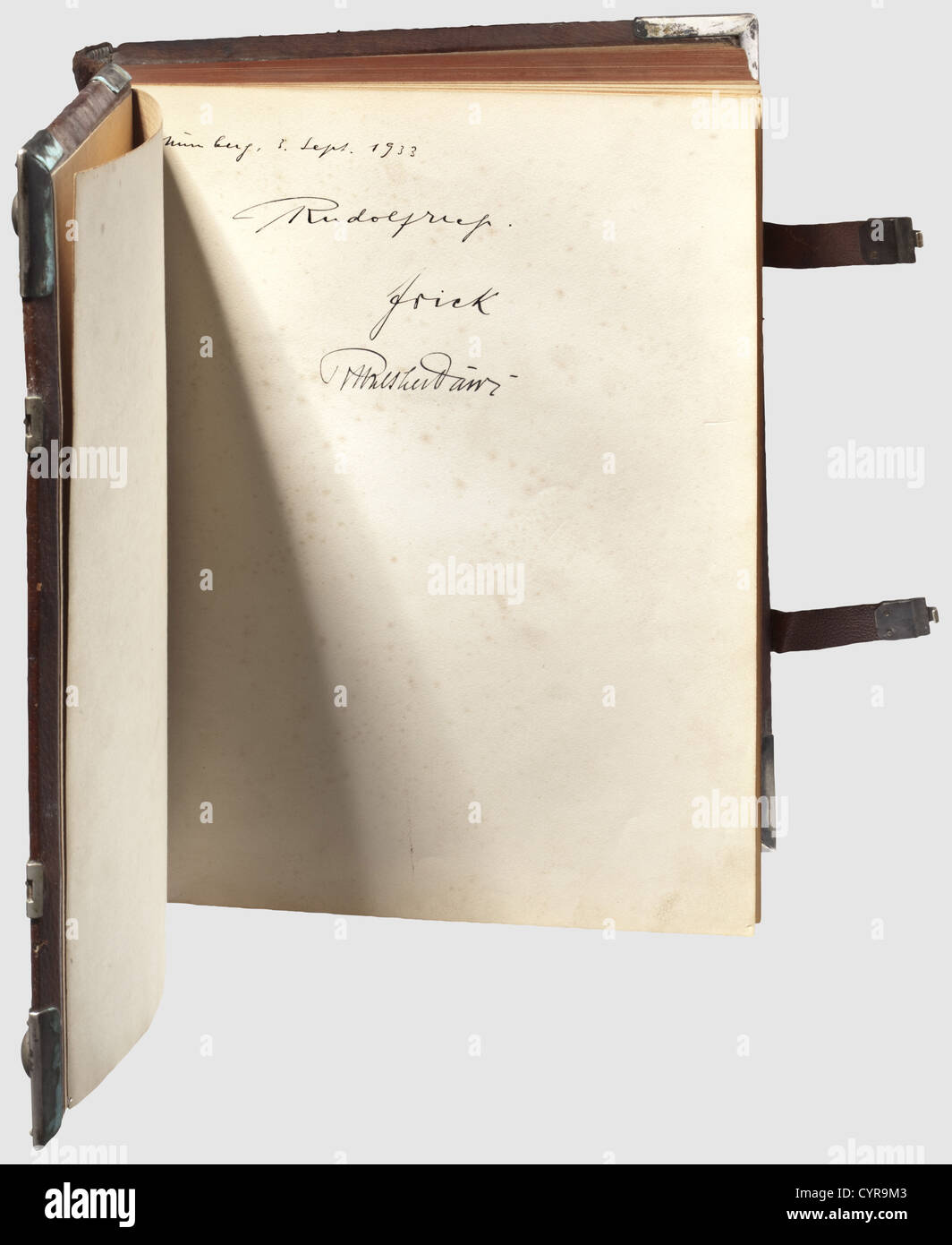 Gästebuch der Landesführerschule IV Ost,Hirschberg,Böhmische Berge 1933 - 1944 schwerer, dunkelbrauner Ledereinband mit versilberten Beschlägen, gebeizt, das Nationaladlerwappen entfernt. Nur wenige, aber sehr interessante Einträge und Autogramme, darunter die von Rudolf Heß,Wilhelm Frick,Richard Walther Darré,Helmuth Brückner(Gauleiter von Schlesien bis 1934),Robert Ley und sein Adjutant Heinrich Simon,Fritz Bracht(Vertreter Gauleiter von Schlesien 1935 - 1941).1936 Anlässlich der NSDAP Wintersport-Spiele: Viktor Lutze,Heinrich Himmler,-Zusatzrechte nicht verfügbar Stockfoto