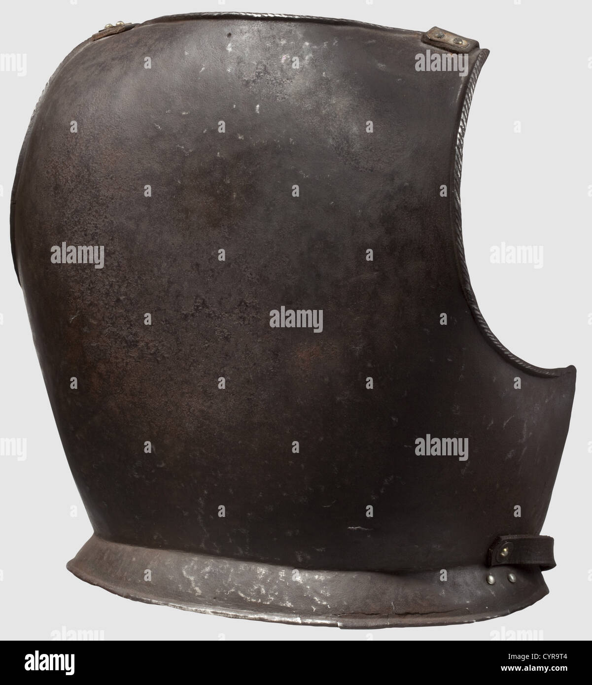 Eine süddeutsche cuirass Backplate, um 1580 geschwärzte Backplate mit gedrehten Unterfelgen. Die Hals- und Armausschnitte sind ebenfalls mit Kordel verbunden. Oberflächen zeigen Hammermarkierungen und leichte Lochfraß an Stellen. Die Lederierung wurde ersetzt. Höhe 38.5 cm. 1, historisch, historisch, 16. Jahrhundert, Verteidigungswaffen, Waffen, Waffen, Waffen, Arm, Kampfgerät, Objekt, Objekte, Stills, Ausschneiden, Ausschneiden, Ausschneiden, Ausschneiden, Ausschneiden, Utensil, Ausrüstungsgegenstände, Utensilien, Überzug, Rüstung, Rüstung, Rüstung, reaktive Rüstung, Rüstung, Rüstung, Rüstung, Rüstung, Metall, zusätzliche-Rechte-Clearences-nicht verfügbar Stockfoto