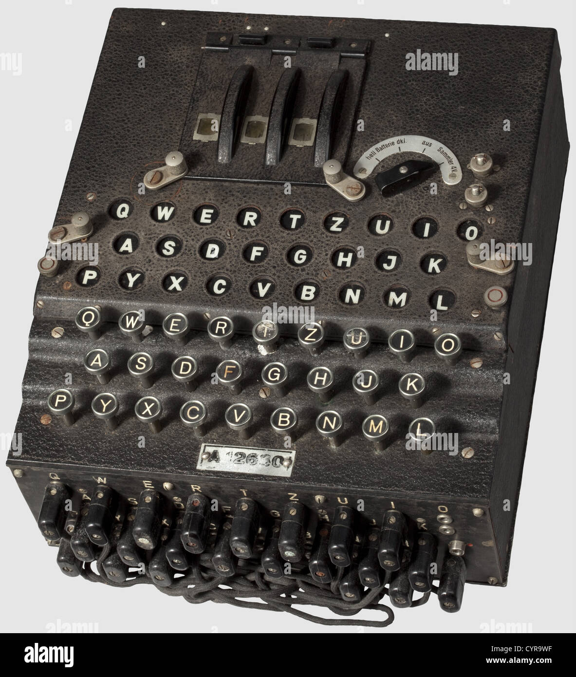 Eine deutsche 'Enigma I' Chiffriermaschine, Armeeproblem, Nr. 'A 12630', hergestellt 1941 von der Heimsoeth und Rinke Cipher Machine Company, Berlin. Drei numerische Verschlüsselungs-Rotoren mit Zahlen von 1 bis 26, alle drei Rotoren haben übereinstimmende Zahlen 'A12630' und jeder ist mit 'Waa 618' gestempelt. Der Mechanismus im Inneren ist funktionell, die Lampenplatine hat einige Lampen ersetzt. Das leichte Legierungsgehäuse mit einer rauhen lackierten Oberfläche und der Nummer '126 historisch, historisch, 1930er, 20. Jahrhundert, Geheimdienstkorps, Militär, Militaria, Kommunikation, Kommunikation, Objekt, Objekte, Stills,, zusätzliche-Rechte-Clearences-nicht verfügbar Stockfoto