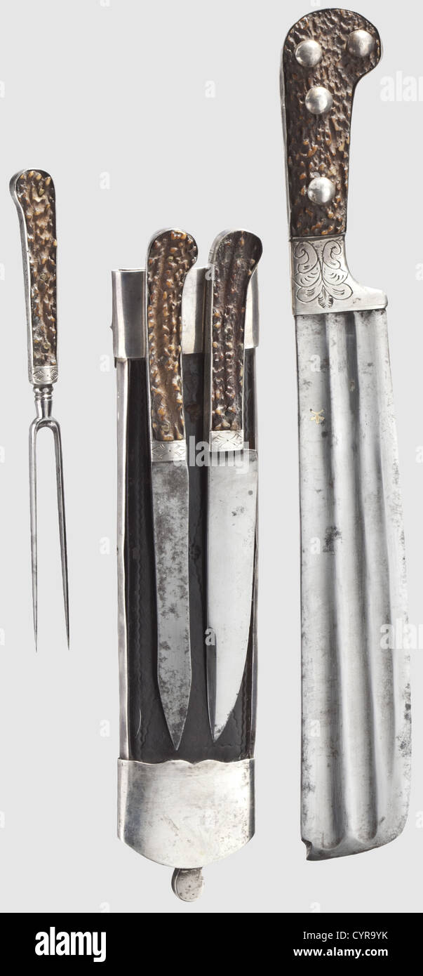 Ein feines deutsches Silberbergjagd-Trousse, 18. Jahrhundert EIN  'Waidblatt' mit einem breiten, spaltartigen einkantigen Messer, das auf  jeder Seite dreifach vollgedrillte und auf einer Seite mit einer  Messingeinlage versehen ist. Hirschhorngriff, die ...