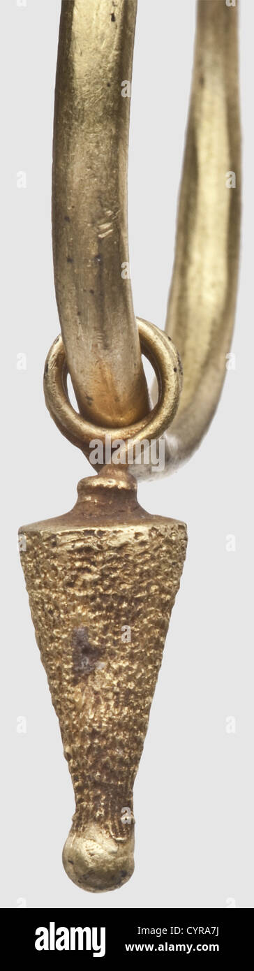 Ein Minoisches Paar goldene Ohrringe, Kreta, um 1500 v. Chr. Ohrringe in verschiedenen Größen mit schlingerförmigen Verschlüssen. Auf jeder Unterseite ein stilisierter Stierkopf (Bucranium) mit feiner Pseudogranulation und einem Globose-Finial (auf einem Exemplar beweglich). Höhe 40 und 44 mm. Gewicht 5.35 und 4.11 g, historisch, historisch, altertümlich, altertümlich, altertümlich, Objekt, Objekte, Stills, Ausschneiden, Ausschneiden, Ausschneiden, Schmuck, Schmuck, Zusatzrechte-Ausfertigung-nicht verfügbar Stockfoto