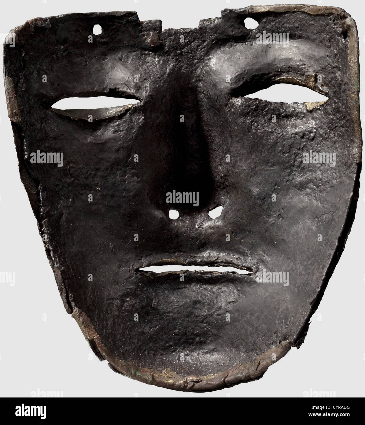 Eine römische Kalkriese Maske aus einem Kavalleriehelm wahrscheinlich vom Typ Weiler/Koblenz-Bubenheim, 1. Jahrhundert n. Chr. Schmiedeeisen überzogen mit verzinntem Messingblech, das bartlose Gesicht mit Augen-, Nasenloch- und Mundöffnungen und in beträchtlichem Detail modelliert, vier große Löcher auf der Stirn und zwei ähnliche unter dem Kinn, das Stirnband in Form Einer Blechöse mit einer vernieteten Kupferöse, und am rechten Rand eine aufgeschlagen Inschrift 'TVR PAVLI / FUSCI' = entweder 'Paulus' Horse Truppe, Eigentum von Fuscius', oder 'Paulus Fuscius' Horse Truppe'(turma,h,Additional-Rights-Clearences-not available Stockfoto