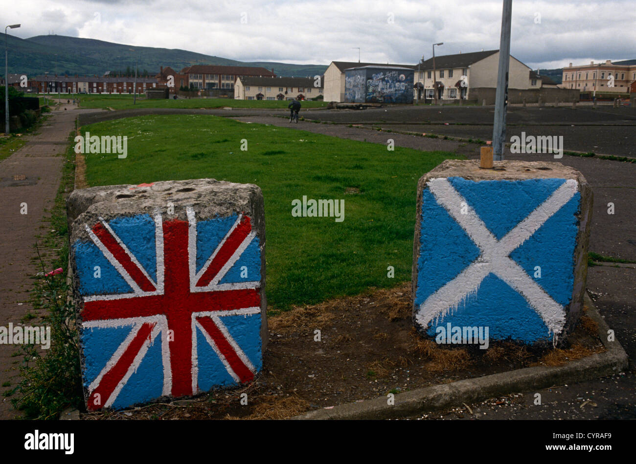 Betonblöcke lackiert in den Farben des Union Jack und das schottische Andreaskreuz auf einem protestantischen Loyalisten Anwesen in Belfast. Stockfoto