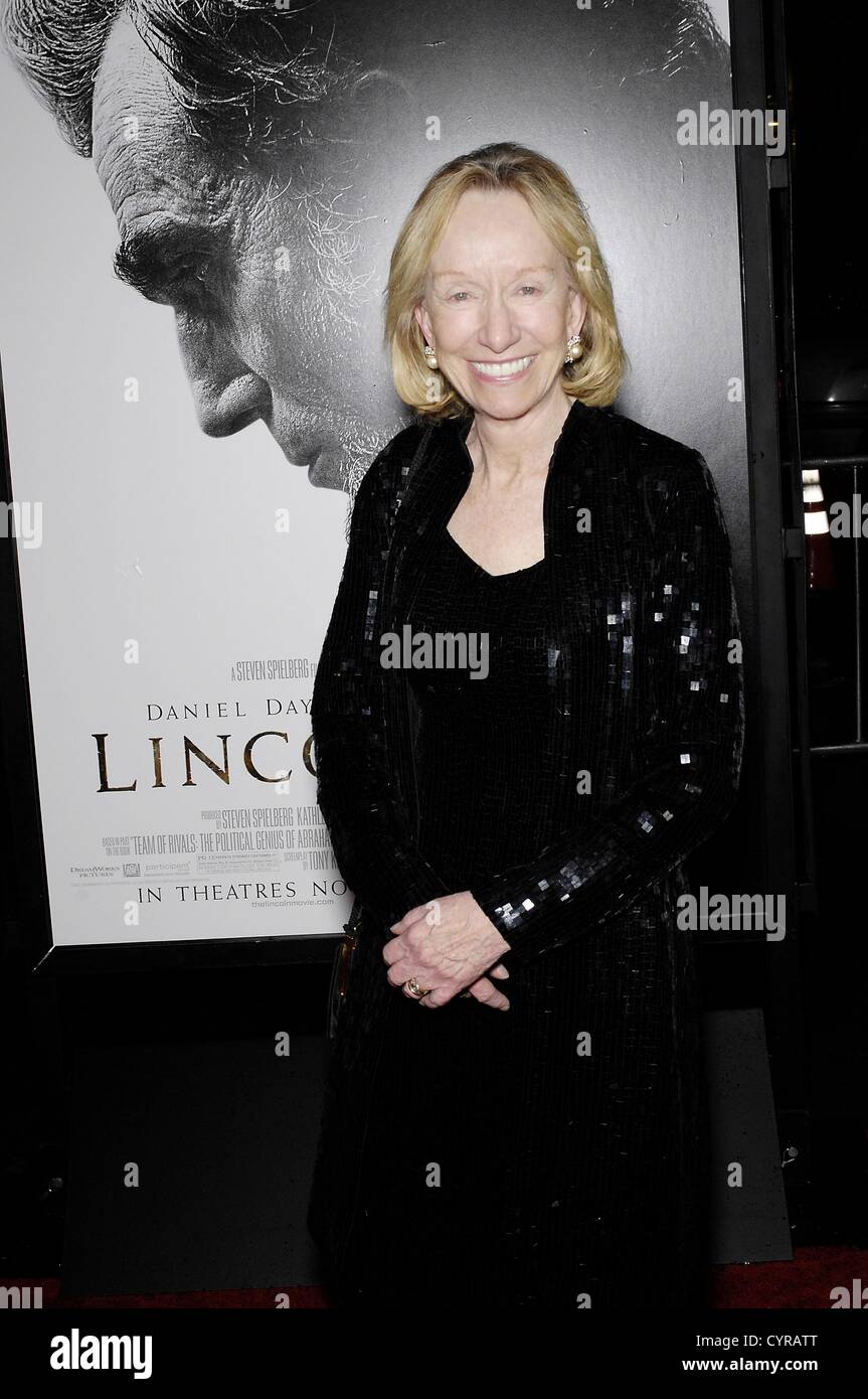 Doris Kearns Goodwin im Ankunftsbereich für AFI FEST 2012 schließen Nacht Premiere von LINCOLN, Graumans Chinese Theatre, Los Angeles, CA 8. November 2012. Foto von: Michael Germana/Everett Collection Stockfoto