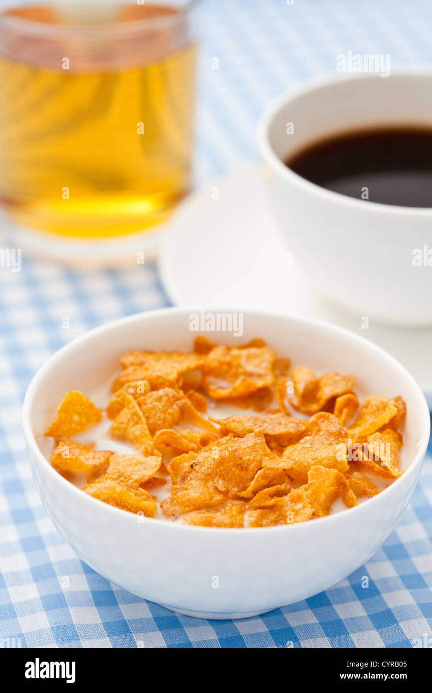 Müsli mit Milch, schwarzer Kaffee und frischer Apfelsaft Stockfotografie -  Alamy