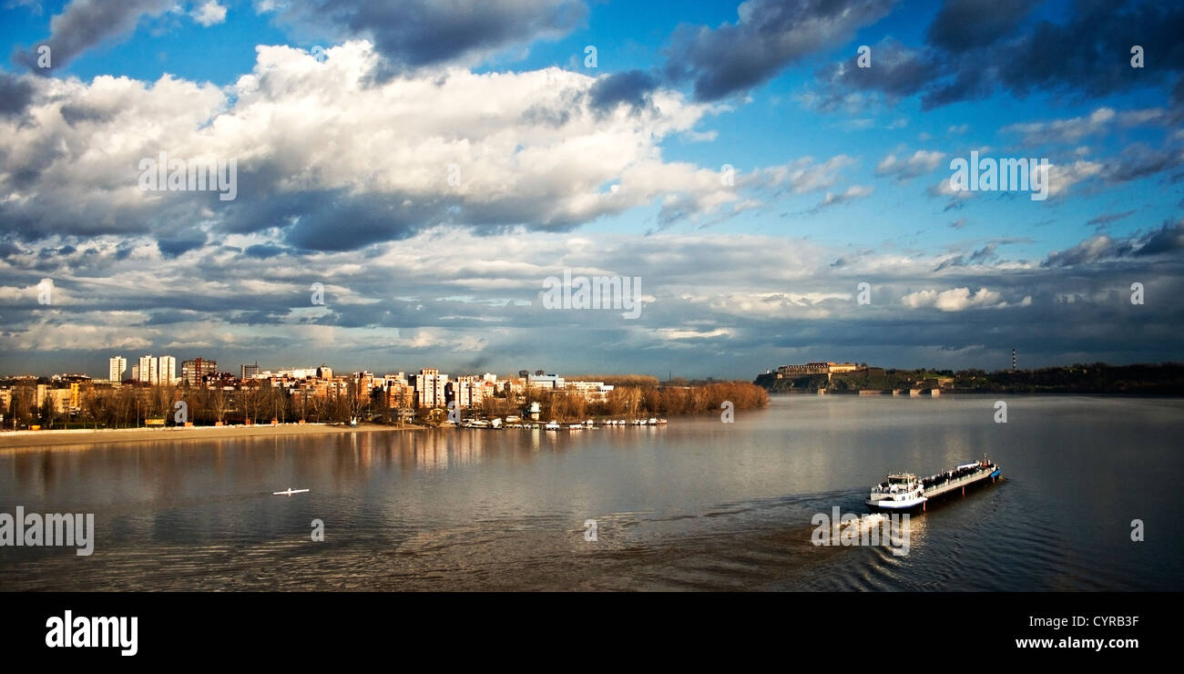 Panorama der Donau mit Novi Sad und Petrovaradin in den Rücken Stockfoto