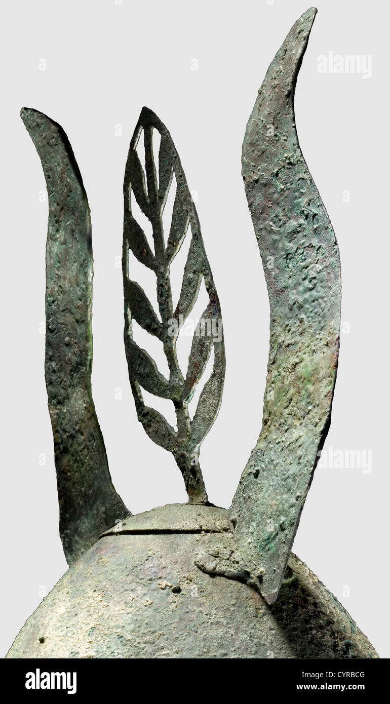Ein hellenistischer Pilos-Helm mit Hörnern, Bronze.hoher Schädel aus dem 4. Jahrhundert mit einem hohen, versenkten Rand, der durch zwei erhöhte Linien versetzt wird.die Krone ist mit einer genieteten Verstärkungskappe ausgestattet, die von einer durchbrochenen Blattdekoration überragt wird (kein anderer Helm, der mit dieser Art von Verzierung bekannt ist), flankiert von genieteten Halterungen mit langen gebogenen Hörnern Über dem Felgenrad appliqués als dekorative Elemente neben einem Paar Löcher für die Kinnriemen.Gesamthöhe 41 cm,Gewicht 852 g.grünlich blaue bis rötlich braune Patina,leicht korrodierte Oberfläche mit Sedime,Additional-Rights-Clearences-nicht verfügbar Stockfoto