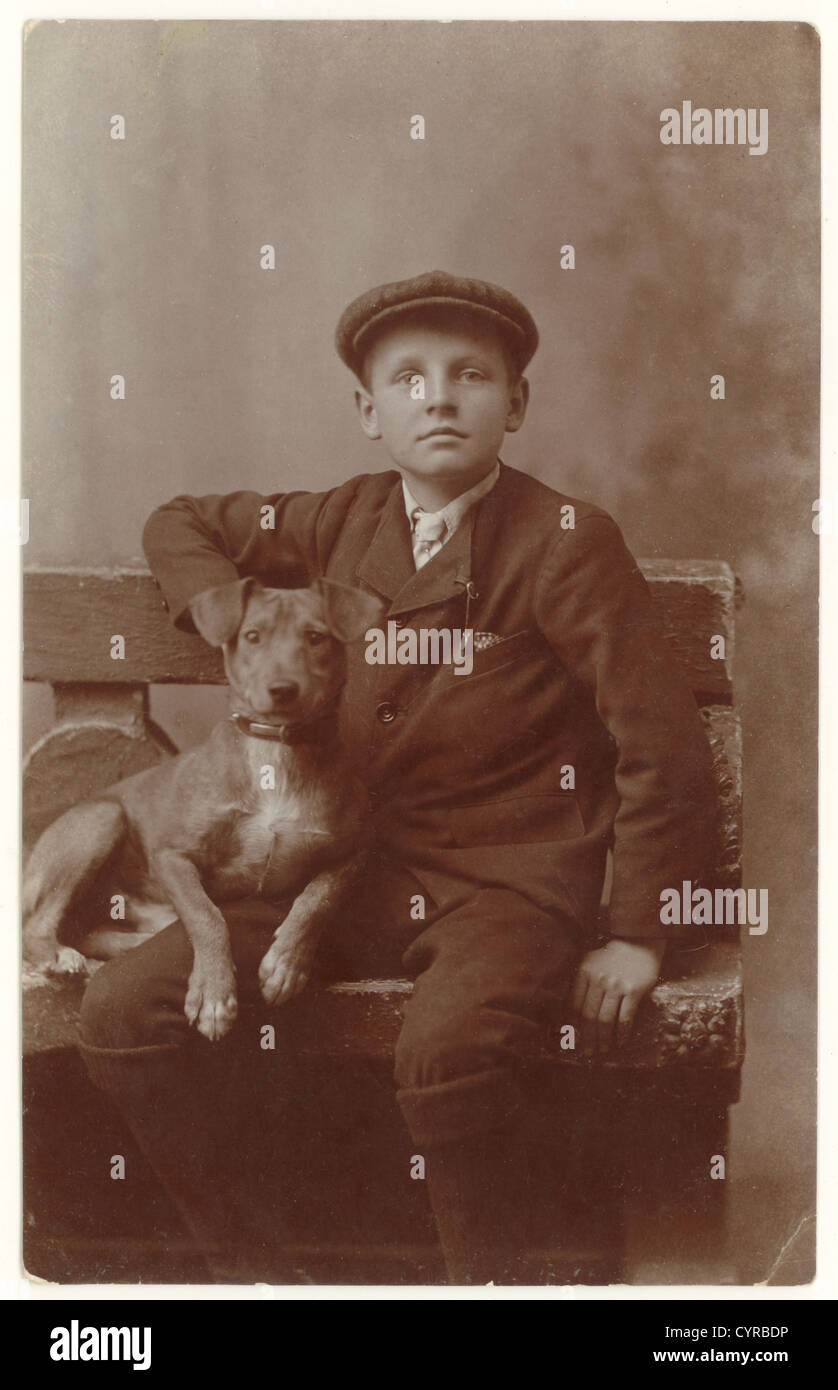 Original-Studioporträt des edwardianischen Jungen mit seinem Haustier Terrier Hund, geschrieben aus Dartmouth, Devon, U.K. aus dem frühen 20. Jahrhundert, zwischen 1902-1906 Stockfoto