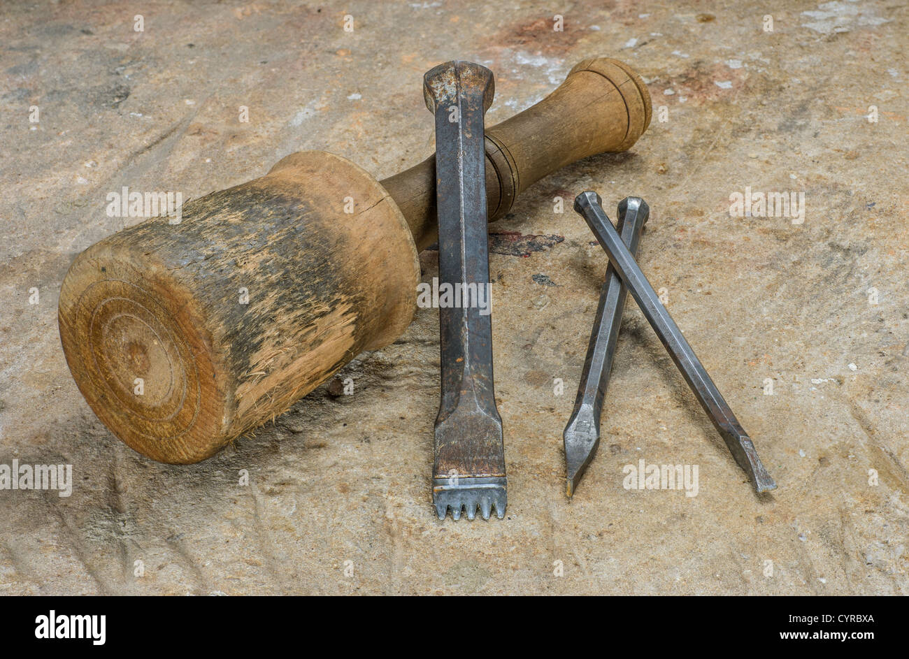 Hammer und Meißel auf einer Sandstein-Platte Stockfoto
