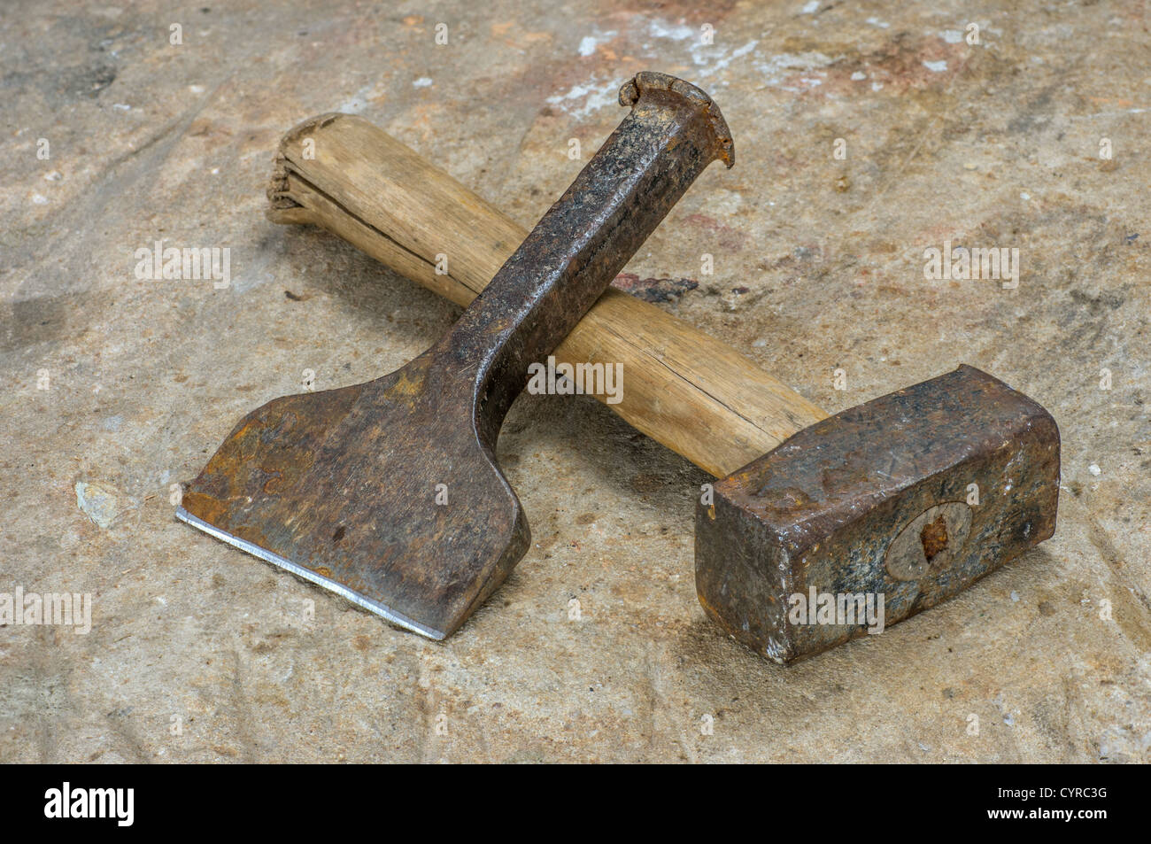 Hammer und Meißel auf einer Sandstein-Platte Stockfoto