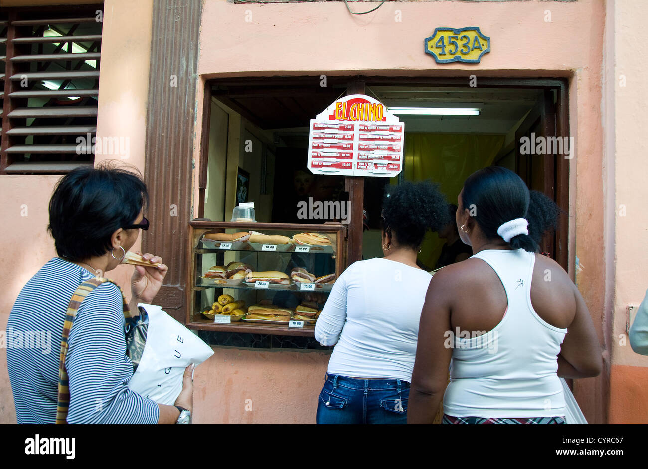 Menschen kaufen lokale Fastfood in Havanna Stockfoto