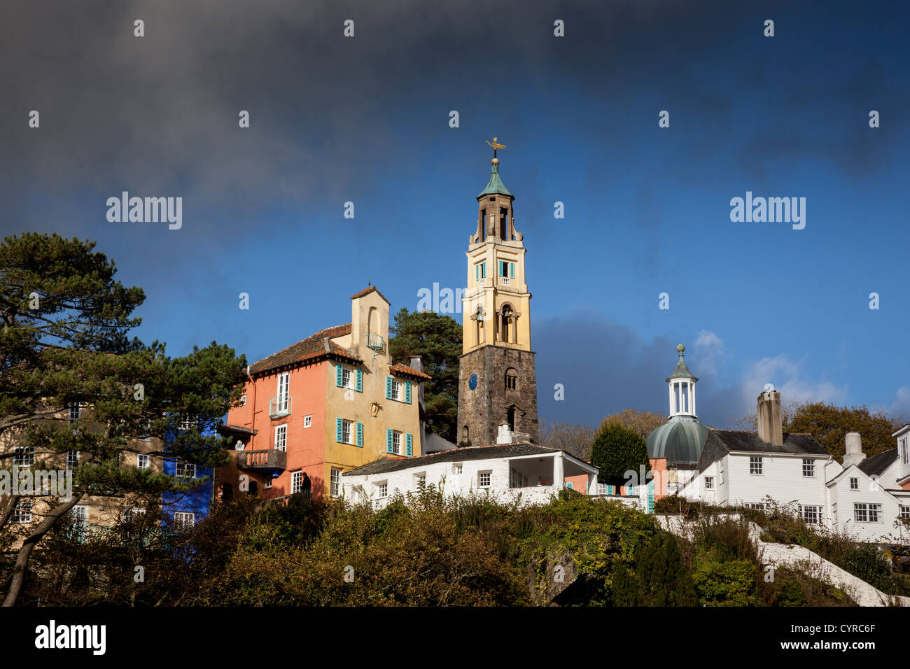 Der Glockenturm und Portmeirion Dorf Portmeirion, Gwynedd, Wales Stockfoto