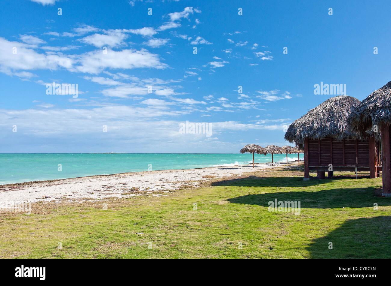 Sonnenschirme und Hütten in der schönen kubanischen Strand von Varadero Stockfoto