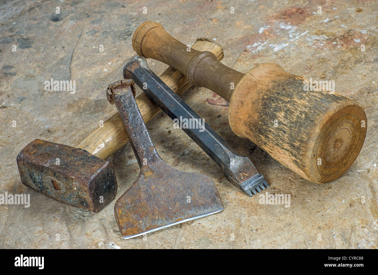 Mason-tools auf einem Sandstein-Platte Stockfoto