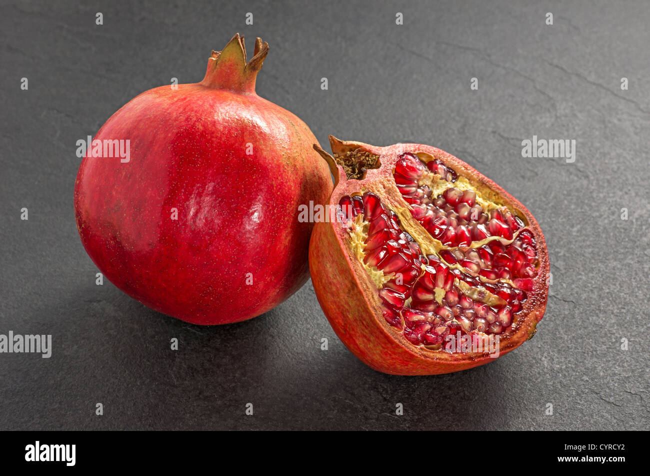 Granatapfel auf einer Schiefertafel Platte Stockfoto