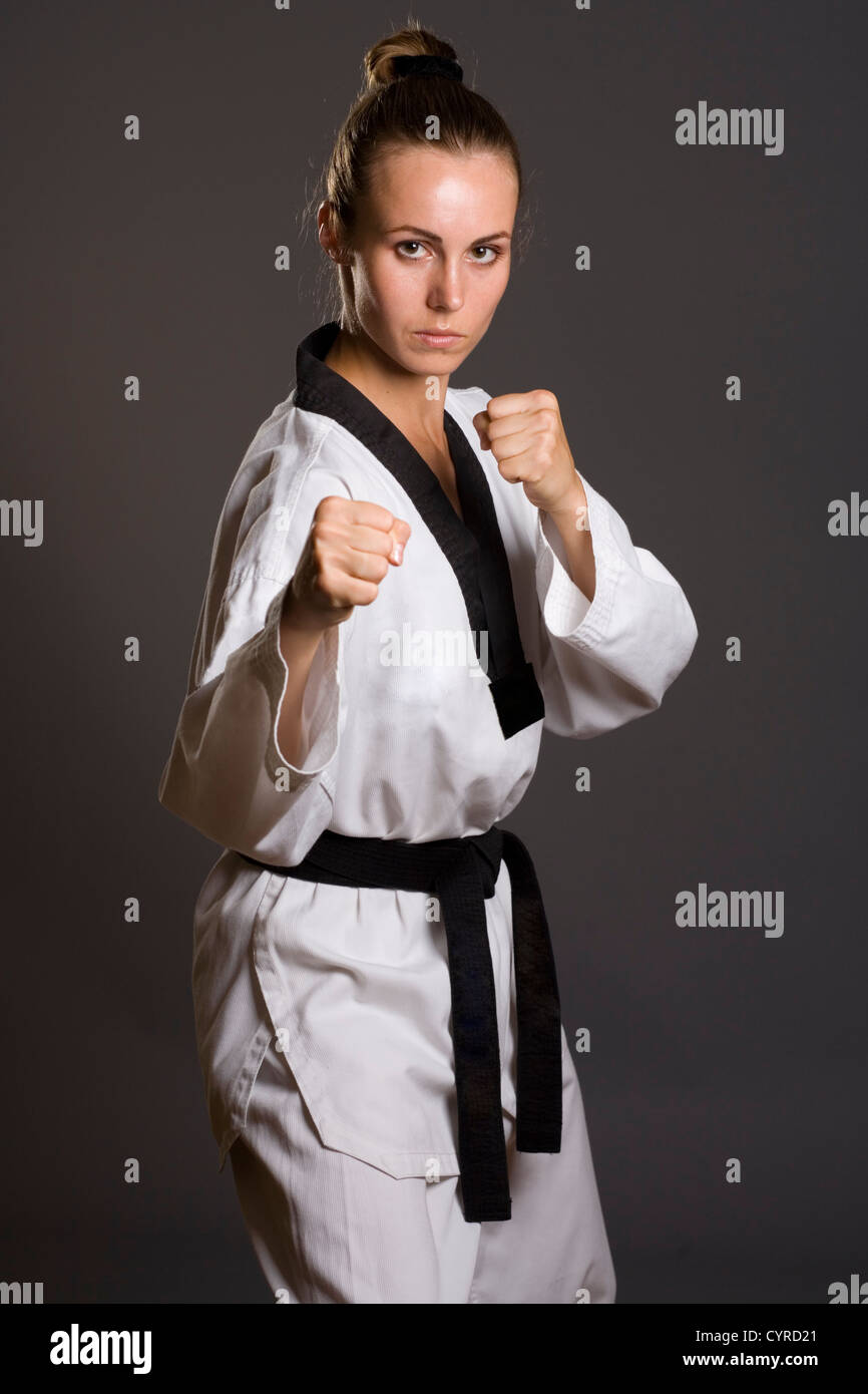 Mädchen in weißen Kimono bereit zu kämpfen Stockfoto