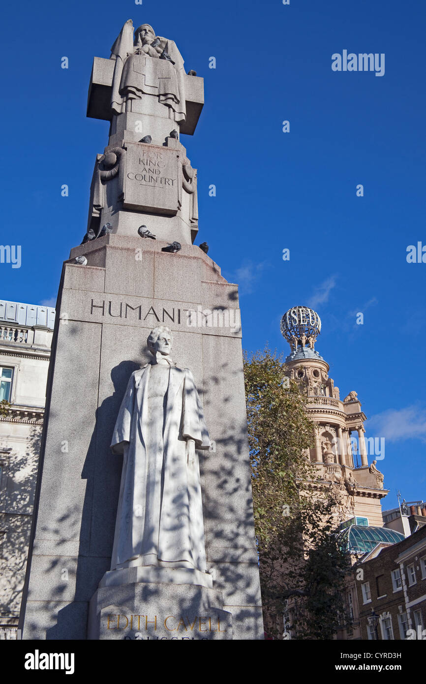 London, St.-Martins Platz die Edith Cavell Memorial, mit dem Kolosseum im Hintergrund Stockfoto