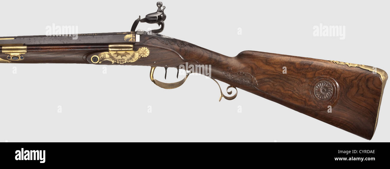 Jagdflintlock-Gewehr mit federbelasteten Bajonett, Ivan Aristov, Russland, um 1810 zweistufiger Lauf, achteckig, dann rund mit glatter Bohrung im Kaliber 21 mm, mit Kanonenschnauze. Blumenschmuck mit Goldintarsien, der einen stehenden Storch über der Breech, die obere Seite des Fasses mit Gold-Intarsien-Signatur "Aristov Moskau" in kyrillischen Buchstaben enthält. Silberne Frontansicht in Form einer Eidechse. Fein gravierte Steinschleuse mit Signatur 'Aristov' in Kyrillisch. Roller montiert Frizzen, regenfeste Pfanne, Pfanne und Schlot-Loch Gold-li historisch, 19. Jahrhundert, Pistole,,, zusätzliche-Rechte-Clearences-nicht verfügbar Stockfoto