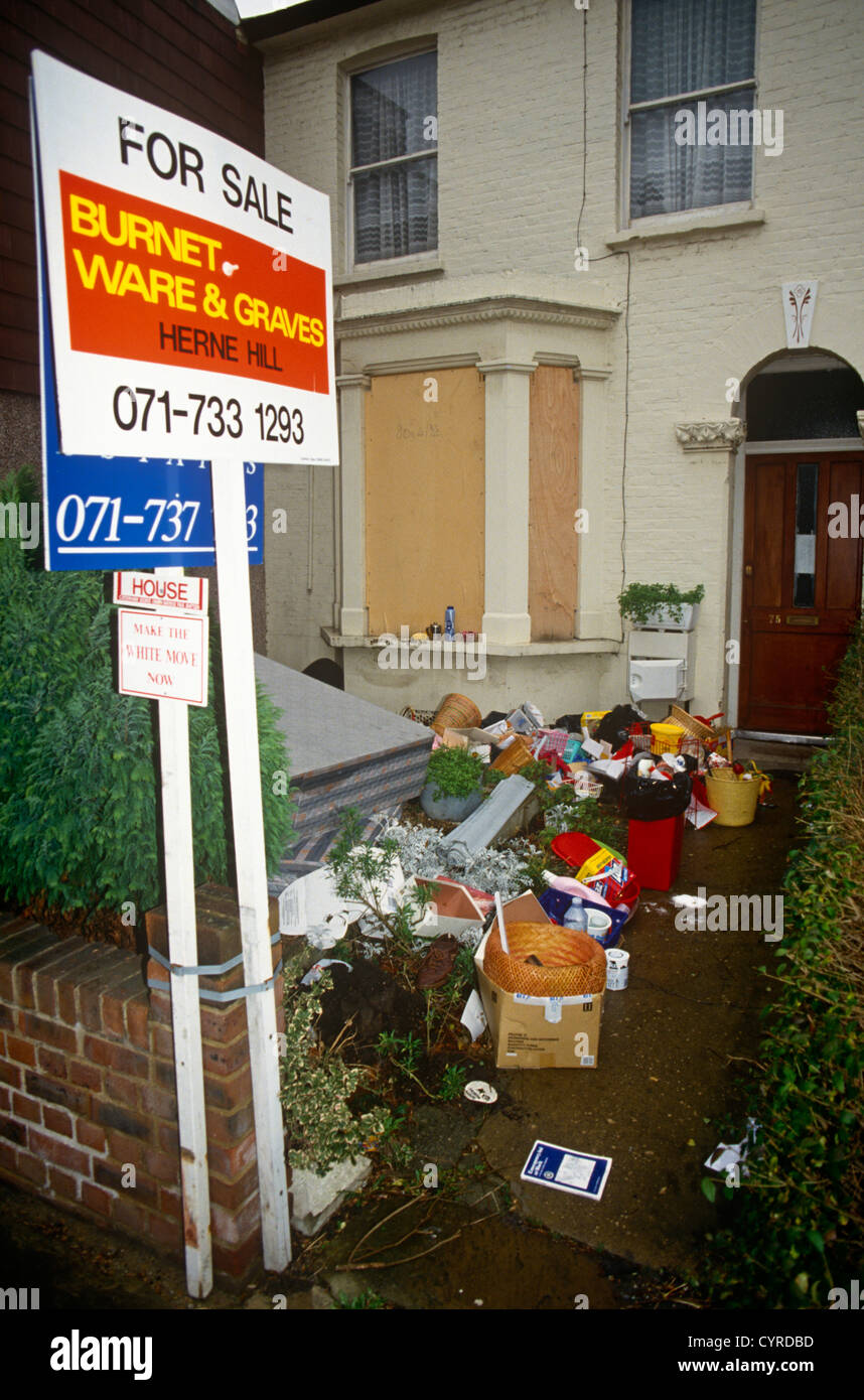 Besitz und Müll sammelt sich außerhalb einer zurückgenommenen viktorianischen Reihenhaus im Süden von London. Stockfoto