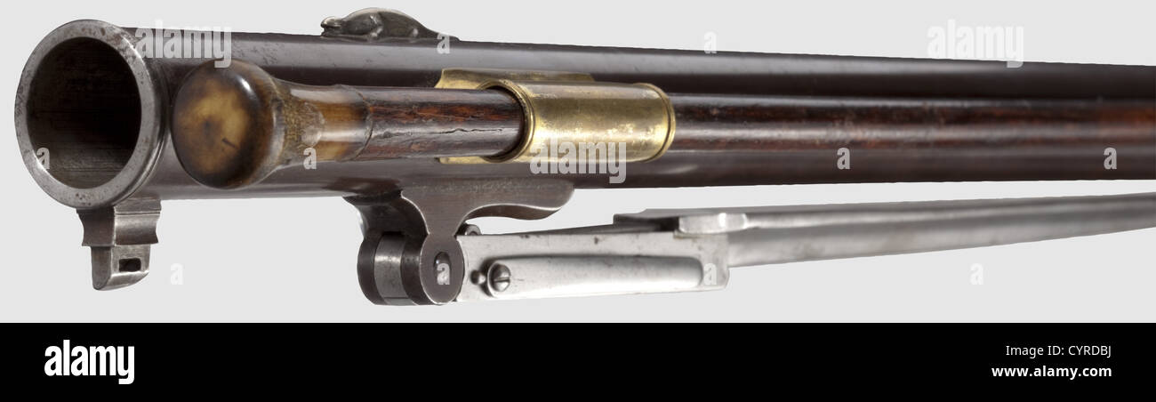 Jagdflintlock-Gewehr mit federbelasteten Bajonett, Ivan Aristov, Russland, um 1810 zweistufiger Lauf, achteckig, dann rund mit glatter Bohrung im Kaliber 21 mm, mit Kanonenschnauze. Blumenschmuck mit Goldintarsien, der einen stehenden Storch über der Breech, die obere Seite des Fasses mit Gold-Intarsien-Signatur "Aristov Moskau" in kyrillischen Buchstaben enthält. Silberne Frontansicht in Form einer Eidechse. Fein gravierte Steinschleuse mit Signatur 'Aristov' in Kyrillisch. Roller montiert Frizzen, regenfeste Pfanne, Pfanne und Schlot-Loch Gold-li historisch, 19. Jahrhundert, Pistole,,, zusätzliche-Rechte-Clearences-nicht verfügbar Stockfoto