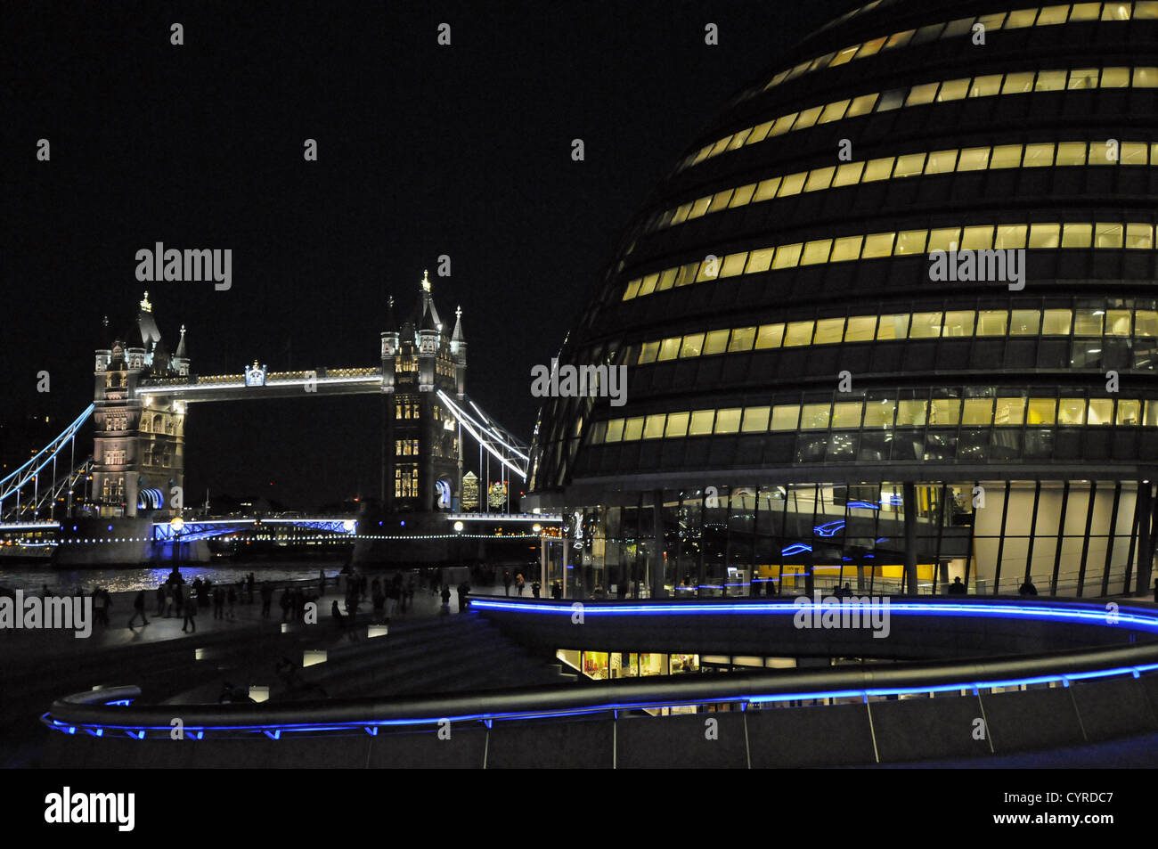 City Hall und Tower Bridge bei Nacht London England Stockfoto