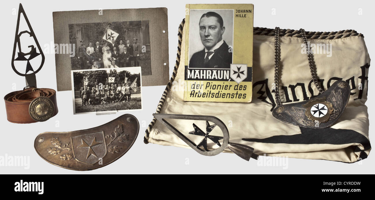 Eine Fahne und Schluchten für Junggefolgschaft Göppingen, des Jungen Deutschen Ordens Weiße Seidenfahne mit schwarzem dreiarmigem Ordenskreuz der Jugendorganisation innerhalb einer entsprechenden Legende auf beiden Seiten, die vier Ränder mit schwarz-weißem Kordelrand.Mottenschaden.76 x 80 cm.mit dem dazugehörigen Standardfinial und einer weiteren Standardspitze von Young Deutsche Ordnung.beide sind tropfenförmig mit Perforatmuster.drei Schluchten für Standardträger: Einteiliges Kupferblech, hohl gearbeitet und mit Junggefolgschaft Emblem.das nächste ist mit Super versilbert, Additional-Rights-Clearences-nicht verfügbar Stockfoto