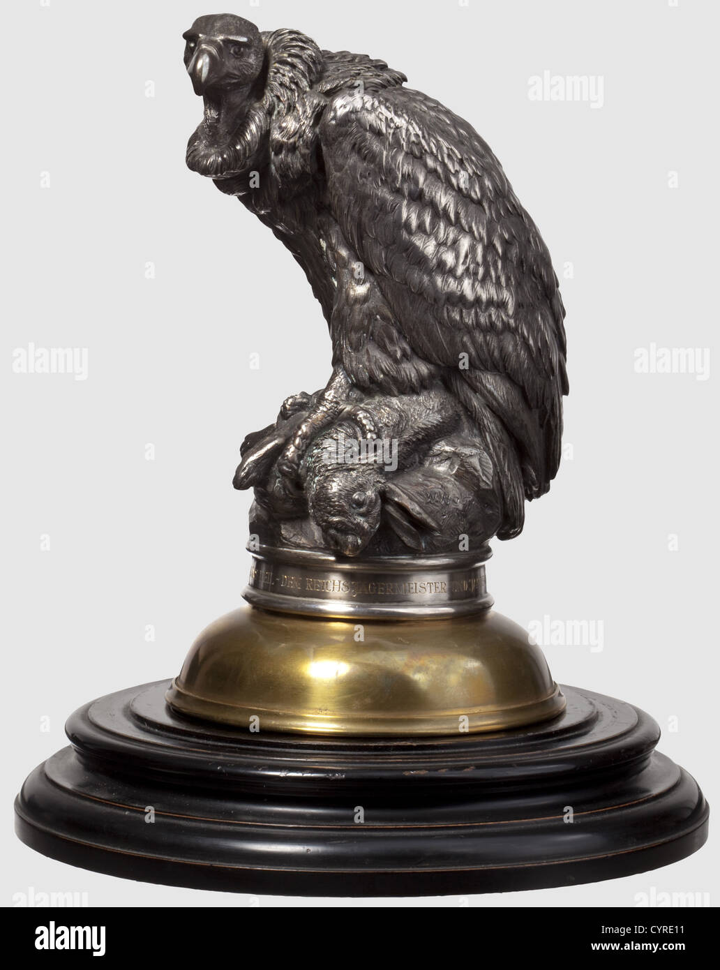 Hermann Göring - Wolfram von Richthofen,EINE Präsentationstasse ein versilberter Jagdtasse mit Guillierresten.EIN Geier auf einem Felsen, der einen Hasen in seinen Schäfchen ergattet, Künstlersignatur 'W.Wolff f.35' auf einer Seite, umliegender Band mit eingravierter Widmung 'dem Reichsjägermeister und Jagdfreund Hermann Göring - Wolfram v. Richthofen - 1935 - Weidmanns Heil'(an den Reichsjägermeister und Jagdgefährten - Hermann Göring - Wolfram v. Richthofen - 1935 - Weidmannsheil).Höhe 20.5 cm.auf schwarzem Holzsockel.Wolfram von Richthofen(1895 - 1,Additional-Rights-Clearences-not available Stockfoto