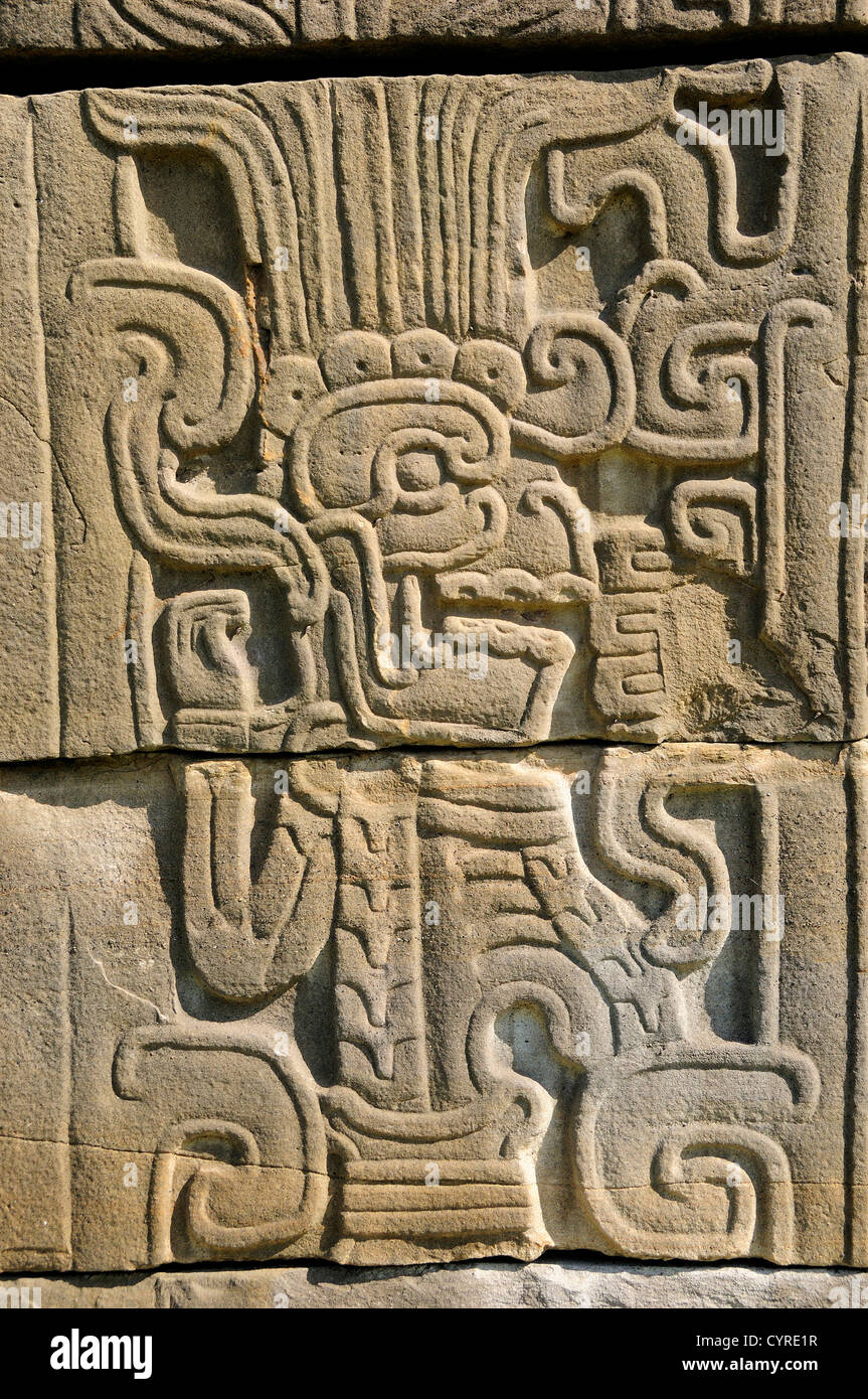 Mexiko, Veracruz, Papantla, Reliefschnitzen Mesoamerikanische Gott Quetzalcoatl die gefiederte Schlange an der Ballspielplatz. Stockfoto