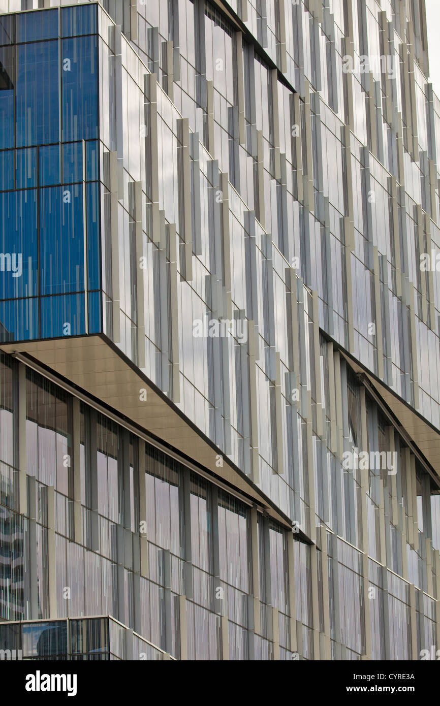 Glasfenster in das neue Gebäude in Melbourne Docklands Entwicklung Stockfoto