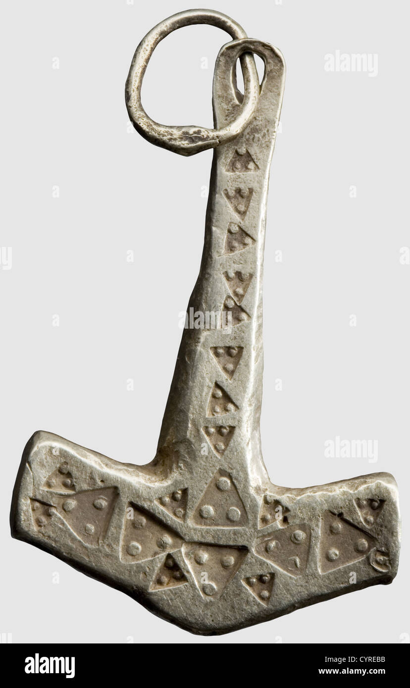 Ein Thor's Hammer Anhänger aus Elektrum, Wikinger, 9./10. Jahrhundert. Ein in einem Stück geschmiedeter, stelisierter Hammer aus silbrig-grauer Goldlegierung (ca. 40 % Gold, 50 % Silber, 10 % Kupfer). Das abgeflachte Ende des Griffs wurde für den befestigten Tragring durchbohrt. Beidseitig mit gestanztem Ornamentdekor. Länge 4.5 cm, Gewicht 21.5 g. Extrem seltene Beweise für die Anbetung nordischer Götter in der Zeit der frühen Christianisierung,historisch,historisch,antike Welt,antike Welt,antike Zeiten,Objekt,Objekte,Stills,Clipping,Cut-out,Cut-out,Ausschnitte,fein A,Additional-Rights-Clearences-nicht verfügbar Stockfoto