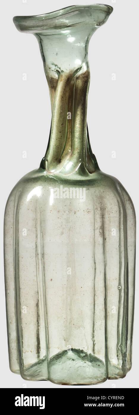Ein deutscher Kuttroff, 1. Hälfte des 17. Jahrhunderts extrem dünnwandiger Trinkbehälter aus hellgrünem Glas.Mustergeformter und frei geblasener zylindrischer Körper mit Rillen, charakteristischer Boden, der den Abriss des geschmolzenen Glases zeigt.eingeschmolzen, leicht verdrehter Hals mit einer fünffachen Teilung.Trichterförmiger, leicht gequetschter Auslauf.Höhe 25.5 cm.der Kuttroff, auch Guttroff oder Angster, gilt als Witz Oder Puzzle-Schiff.Es war bereits ein großer Favorit im Mittelalter.Es machte ein charakteristisches Gurgeln Geräusch beim Gießen oder Trinken, wegen der,zusätzliche-Rechte-Clearences-nicht verfügbar Stockfoto