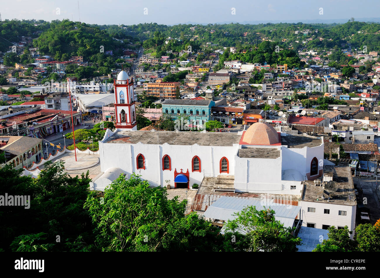 Mexiko, Veracruz, Papantla, Blick auf Kathedrale Zocalo und umliegenden Gebäuden inmitten von Bäumen. Stockfoto