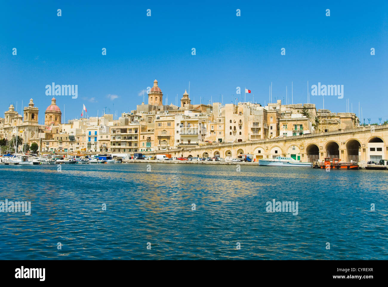 Gebäude an der Waterfront, Kirche San Lawrenz, Grand Harbour, Birgu, Malta Stockfoto