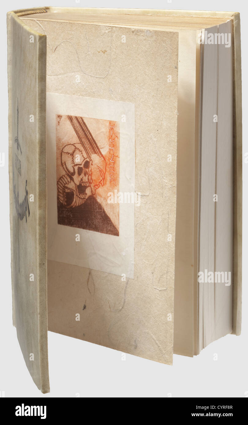 Heinrich Himmler,Mein Kampf - aus seiner persönlichen Bibliothek Deluxe Edition von 1939,zwei Bände in einem,Zentralverlag der NSDAP,FRZ. Aus München. Pergamentdeckel mit handgemaltem kalligraphischem Titel, der ein mittelalterliches Schwert zeigt, das zwischen "Hitler" in schwarzer lateinischer Schrift oben und "Mein Kampf" in schwarz-roter gotischer Schrift unten, handgefertigten Nachpapieren, dem Flyleaf mit Heinrich Himmlers Exlibris, das einen "Memento Mori" Schädel und einen männlichen Kopf zeigt, der an den Fäden des Schicksals befestigt ist Die alten nordischen Norns, auf der rechten Seite in vertikaler Schrift 'HIMMLER',,Zusatzrechte-Clearences-nicht vorhanden Stockfoto