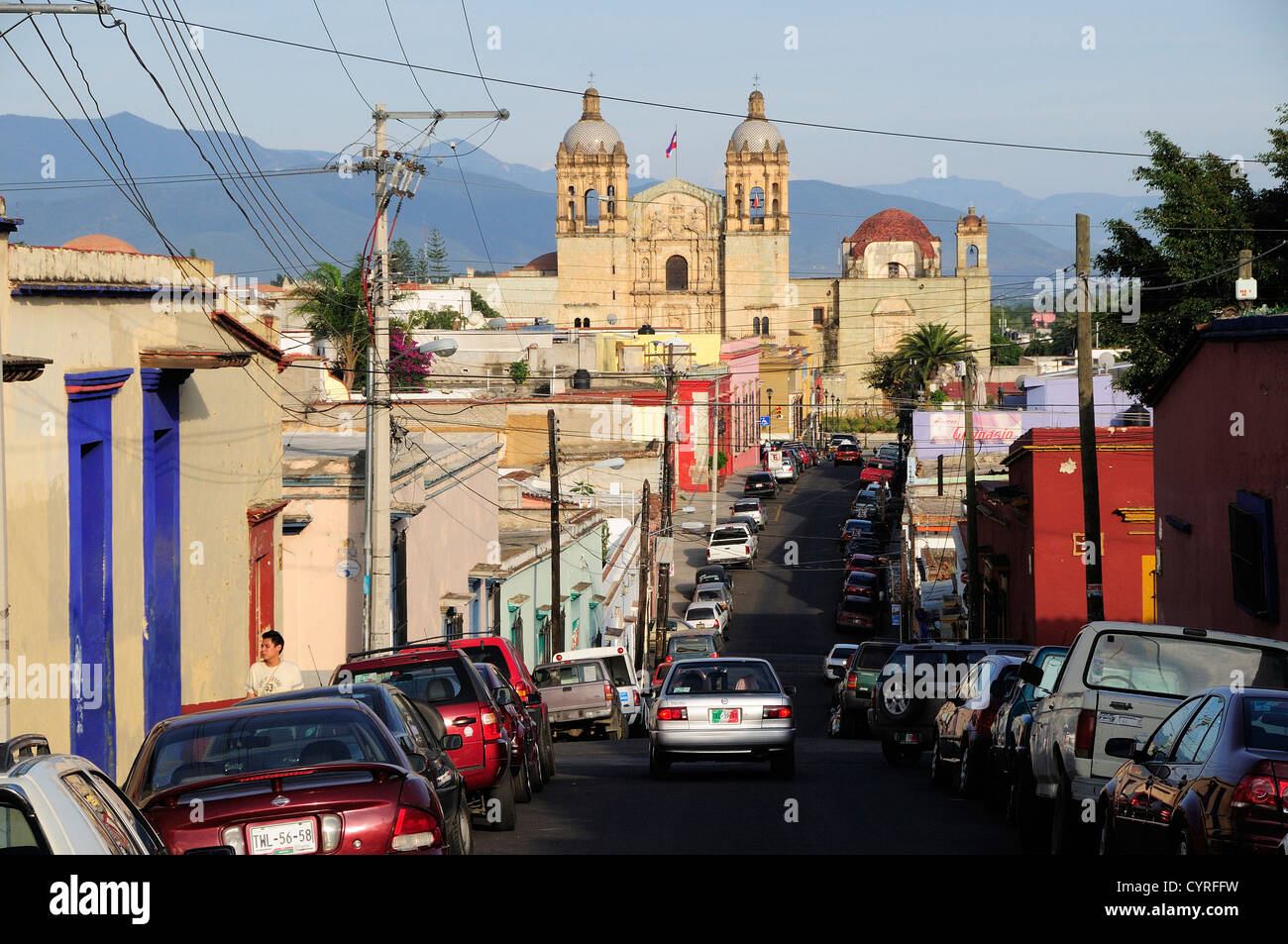 Blick entlang der Straße durch geparkte Fahrzeuge in Richtung Kirche von Santo Domingo American Hispanic Lateinamerika Latino mexikanische Stockfoto