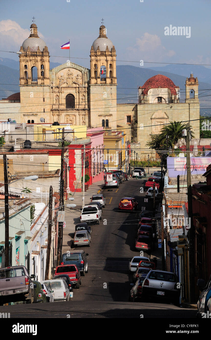 Blick entlang der Straße in Richtung Kirche von Santo Domingo American Hispanic Lateinamerika Latino mexikanische geparkte Fahrzeuge Stockfoto