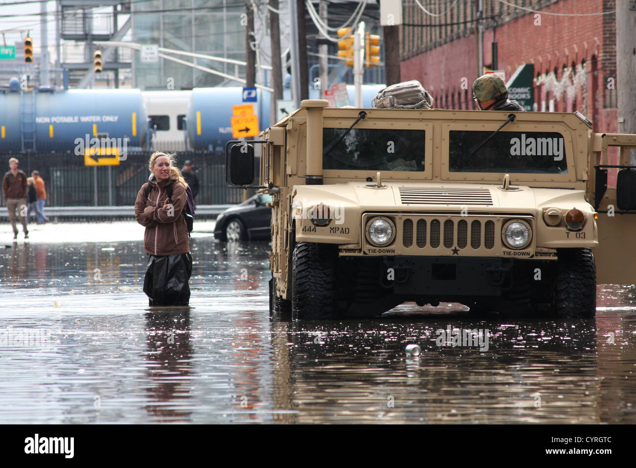 New Jersey nationalen Guardmen unterstützen Bewohner vertrieben durch Hurrikan Sandy 31. Oktober 2012 in Hoboken, New Jersey. Stockfoto