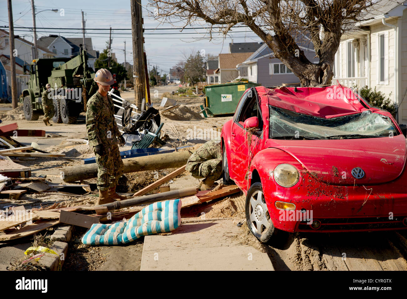 US Seeleute verwenden ein Gabelstaplers um ein Fahrzeug zerstört durch Hurrikan Sandy 5. November 2012 in Seaside Heights, NJ zu verschieben. Stockfoto