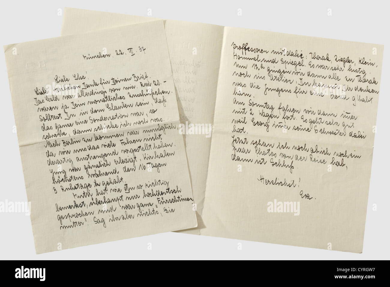 Eva Braun,ein handgeschriebener fünfseitiger Brief an ihre ältere Schwester Ilse,datiert 'München,22.VII.37' zwei Doppelbriefseiten aus texturiertem Leinenpapier mit gestempeltem Monogramm 'E B', in blau-schwarzer Tinte, 22.4 x 17.2 cm. Eva Braun gibt ihre Eindrücke vom Tag der deutschen Kunst 1937, gibt ihre Reiseroute für die Wagner-Festspiele in Bayreuth und schließt ihre Reise mit der Rückkehr zum Berg (Obersalzberg) ab. Sie schließt mit, (transl.)'Speer fragte mich, wie Sie über die Arbeit in seinem Büro fühlen. Ich sagte ihm ganz gut, nicht zu wissen, die Dinge, die Sie in Ihrem letzten Brief A, zusätzliche-Rechte-Clearences-nicht verfügbar Stockfoto