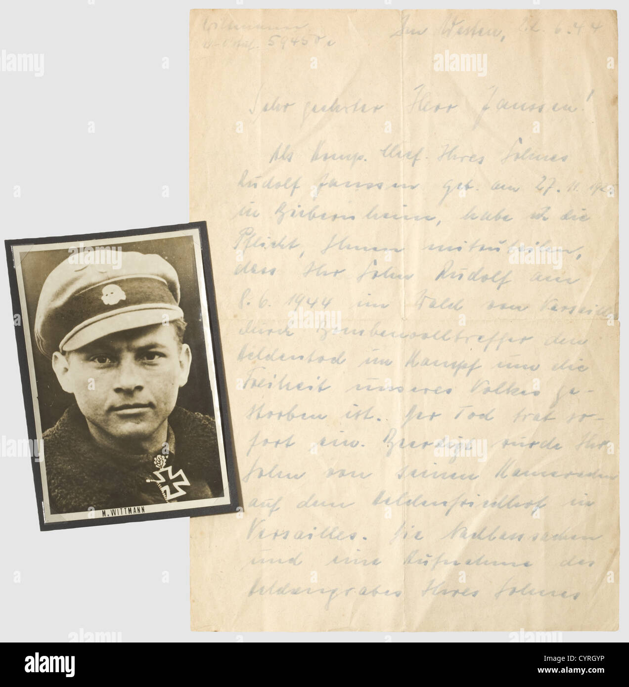 Michael Wittmann (1914 - 1944), ein unterzeichneter Kondolenzbrief an den Vater eines bei der Aktion getöteten Soldaten, schreibt Wittmann an den Vater von Rudolf Janssen, dass sein Sohn am 8. Juni 1944 im Wald von Versailles von einer direkten Bombe getötet worden sei. "Ein heldenhafter Tod, der für die Freiheit unserer Nation kämpft" und "wir werden weiterhin für ihn kämpfen [...] Heil Hitler! Ihr Michael Wittmann, Obersturmführer SS und Kompaniekommandeur", vom "Im Westen, 22. Juni 1944". Gefaltet und gefleckt. Mit ihr ein Pressefoto vom Weltbild vom 17. Juni 1944, Wittmann w, Stockfoto