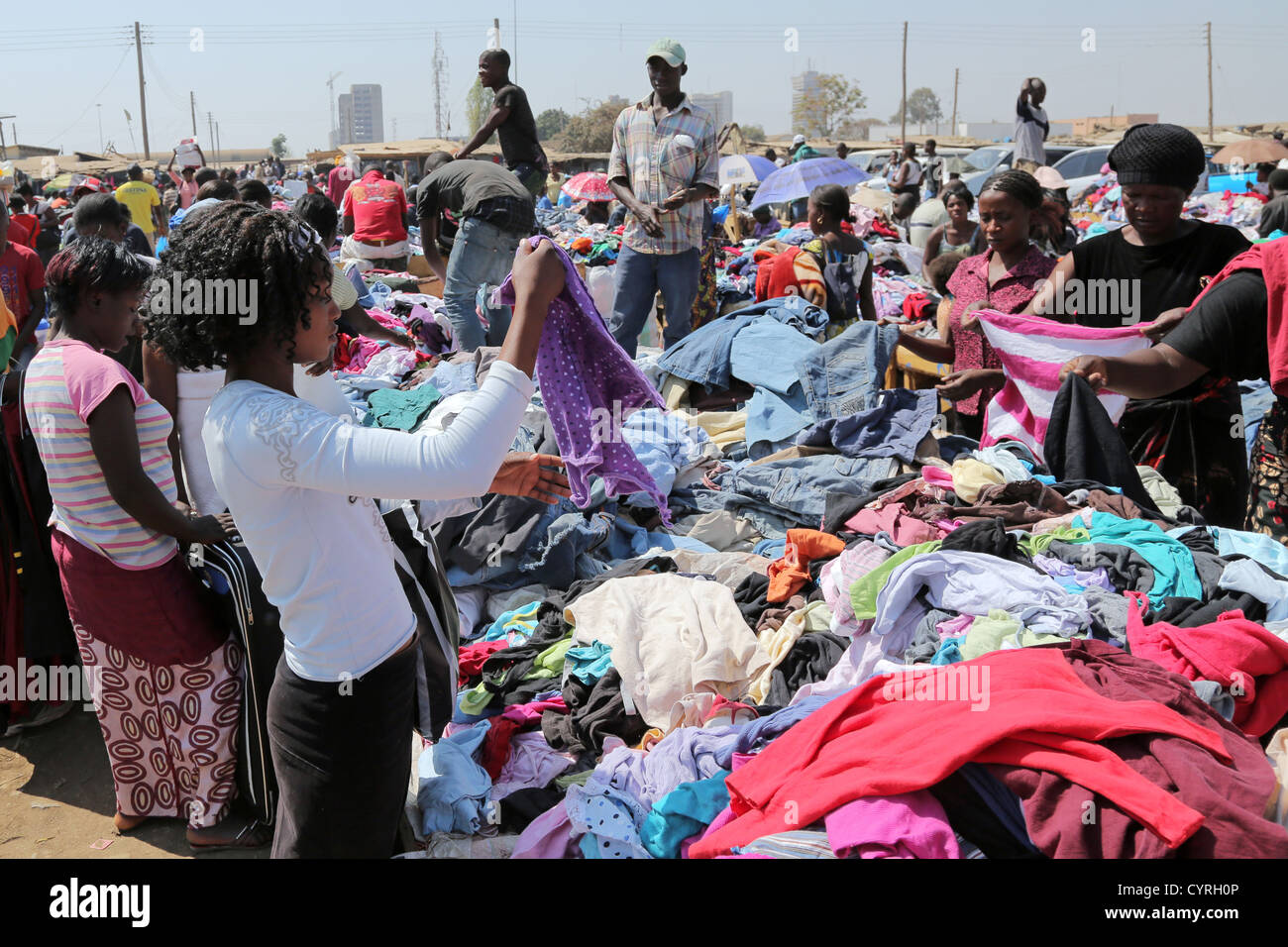 Alt-Soweto Second Hand Kleidung Markt in Lusaka, Sambia. Stockfoto