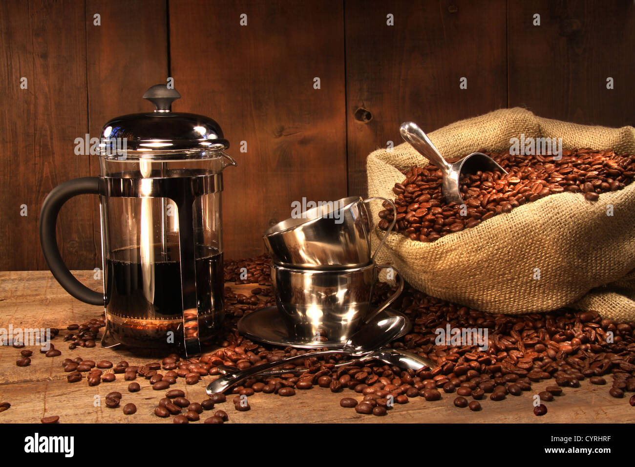 Plünderung Kaffeebohnen mit französischen Presse und Tassen Stockfoto